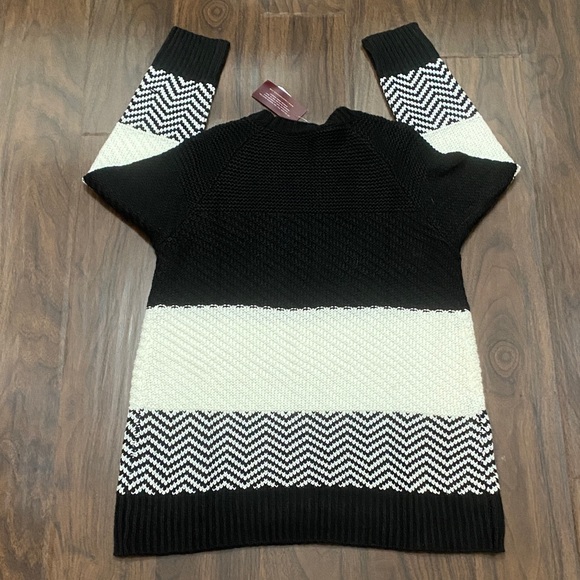 Linda Anderson Black and White Chevron Patterned Knit Sweater - Picture 7 of 7